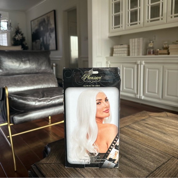 Glow in the dark wig, style Jessie - Picture 4 of 6